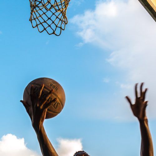 Jugador baloncesto intenta encestar
