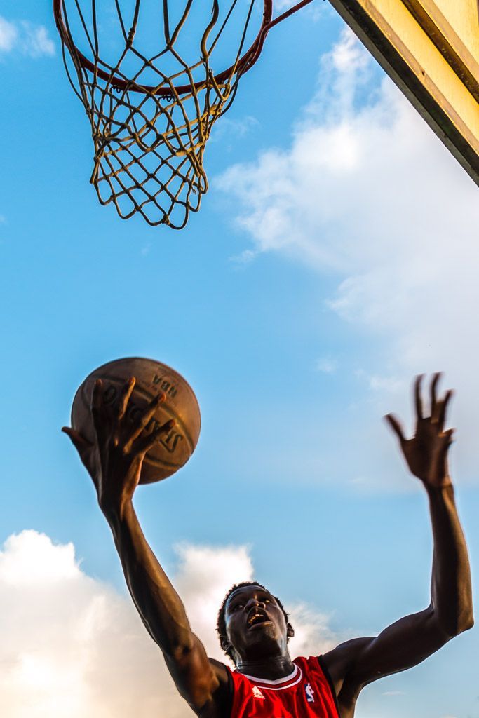Jugador baloncesto intenta encestar